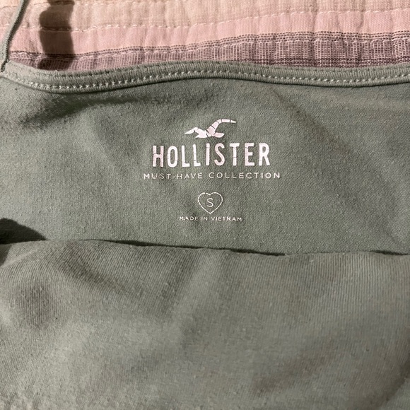 Hollister Olive Green Women's Crop Top.
Small. - Picture 3 of 3